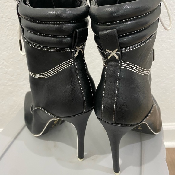 ⬇️PRICE⬇️
Mix No. 6 - Black White Laced Bootie - size 7 - Picture 9 of 10
